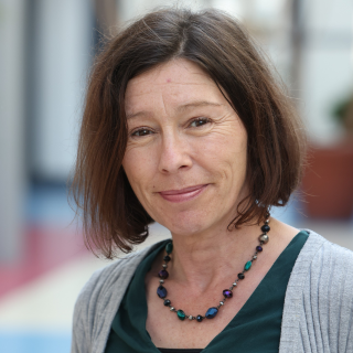 An Dr Jeannine Woods