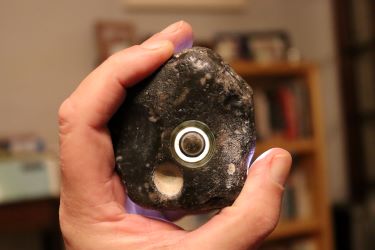 Flint nodule hollow drill-bit aperture. Experimental archaeology.