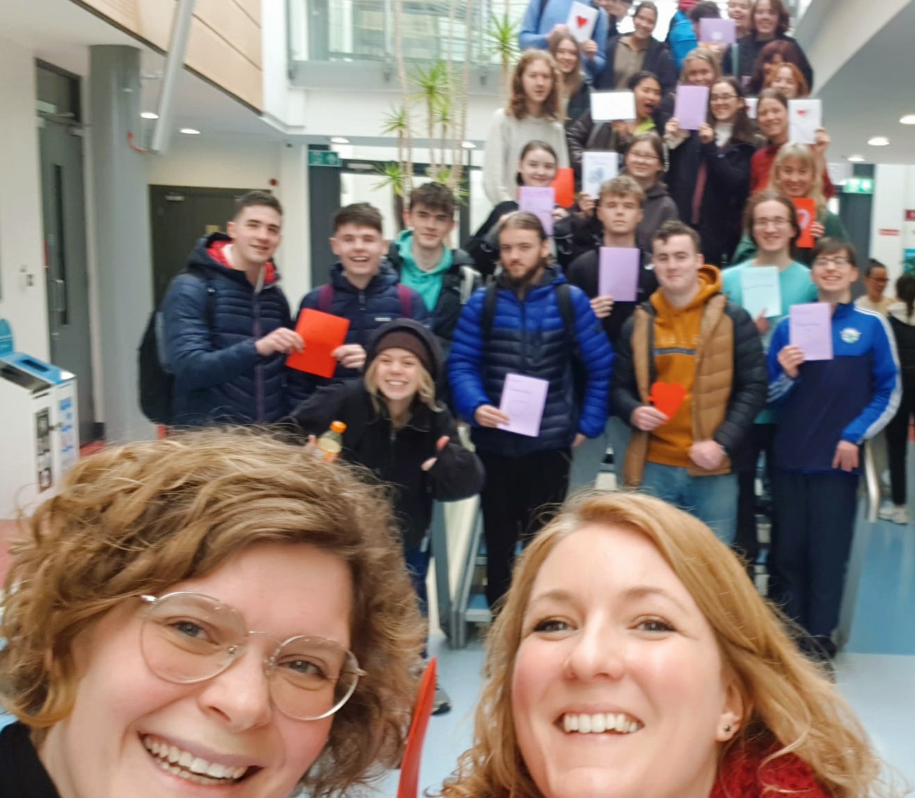 Dozentinnen Julia Weiss und Jeannine Jud mit ihren Studis