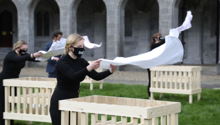 Cots in the quad as part of the performance of Nochtaithe